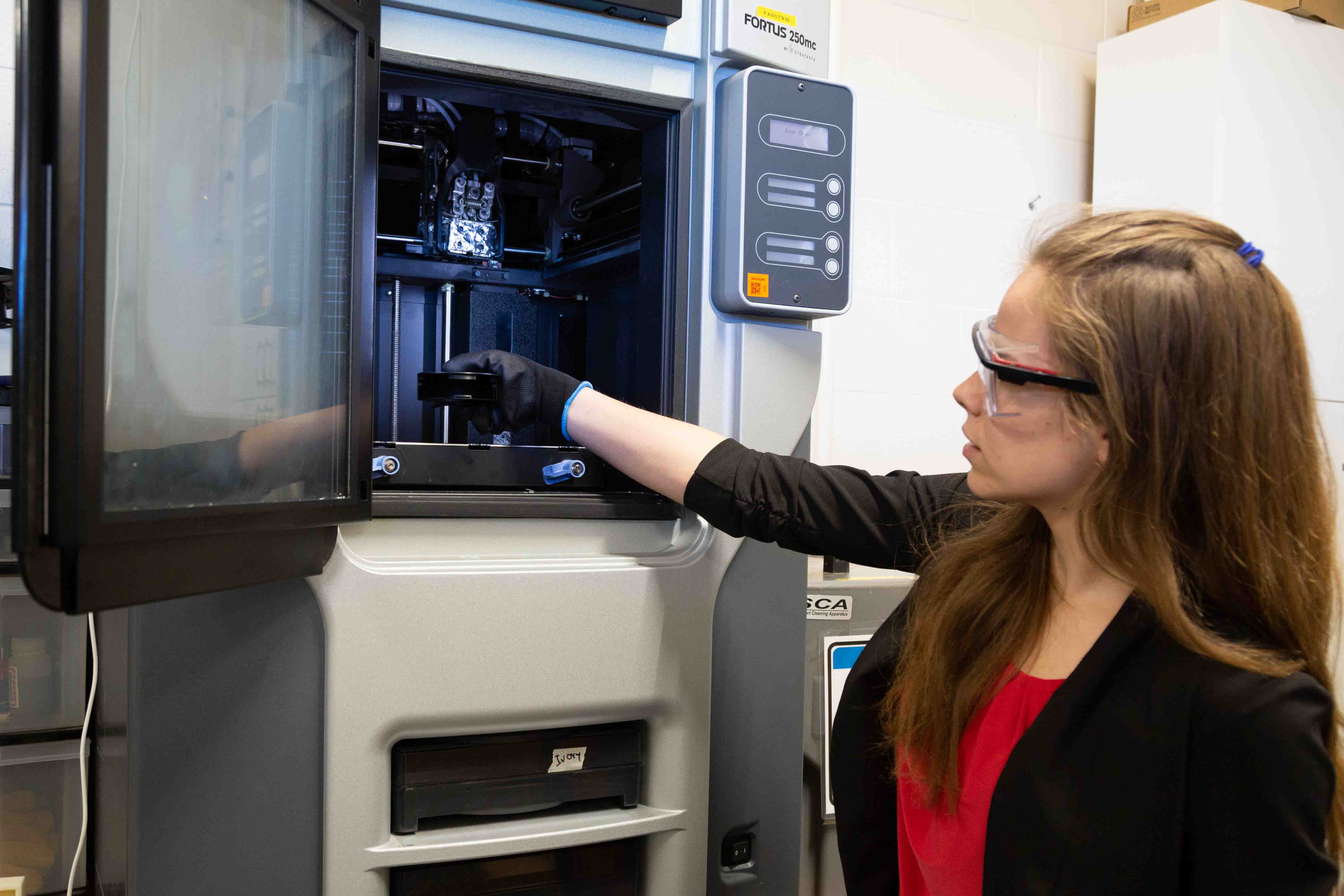 src female engineer making an additive manufacturing part