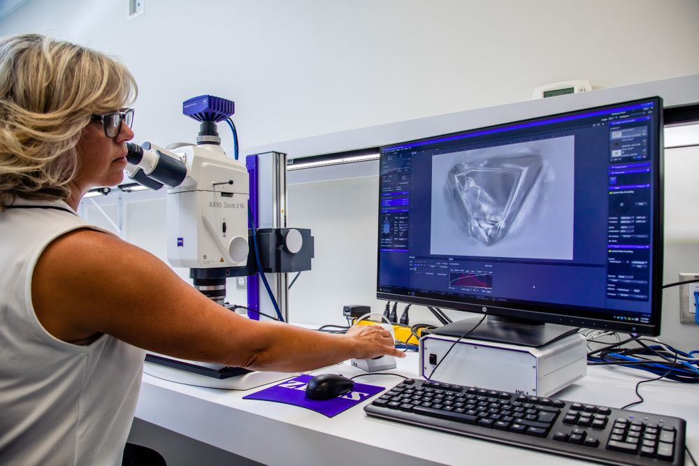 src diamond expert uses computer to analyze diamond sample