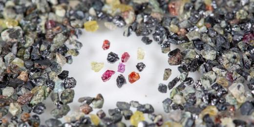 an ore sample with indicator minerals at the centre