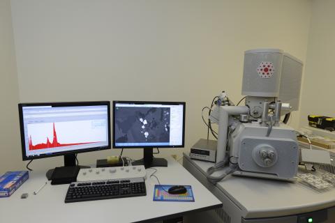 lab room with two computers and a qemscan