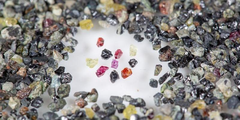 an ore sample with indicator minerals at the centre