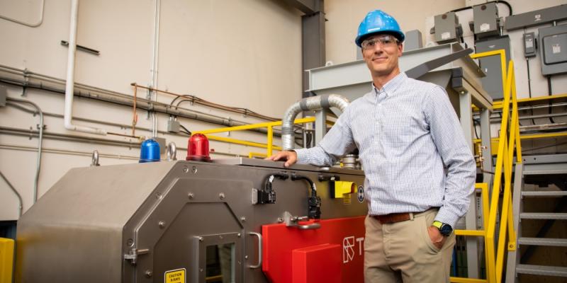 mike mccubbing, manager of src's diamond lab with TOMRA xrt sorter